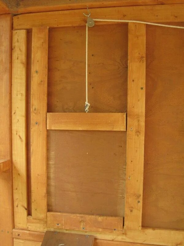 Дверка в курятник. Маленькая дверца в курятнике. Подъемная дверца в курятнике. Дверка для кур в курятнике. Дверка в курятник.