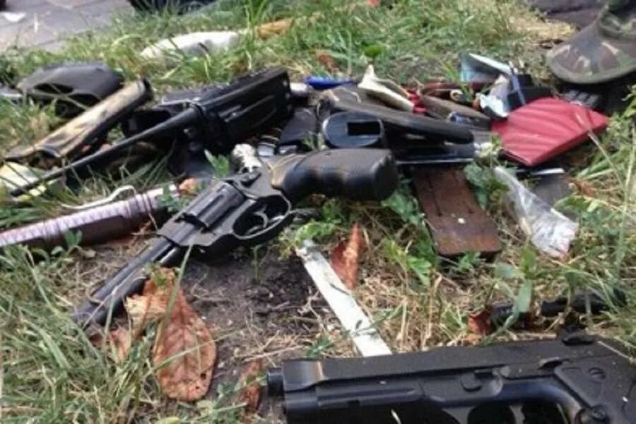 трофейное оружие на украине. вооруженное нападение. захват оружия. положение рук на оружии. оружие армении.