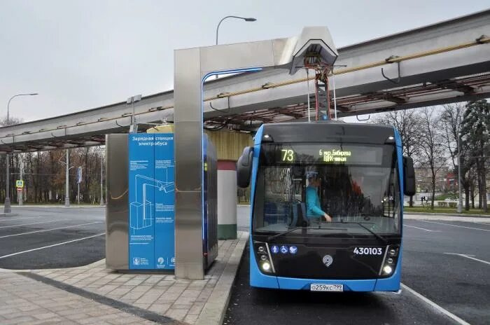 Где зарядка в автобусе. Зарядные станции для электробусов в москве. станция зарядки электробусов в москве. зарядные станции электробусов камаз. электробус камаз зарядка.