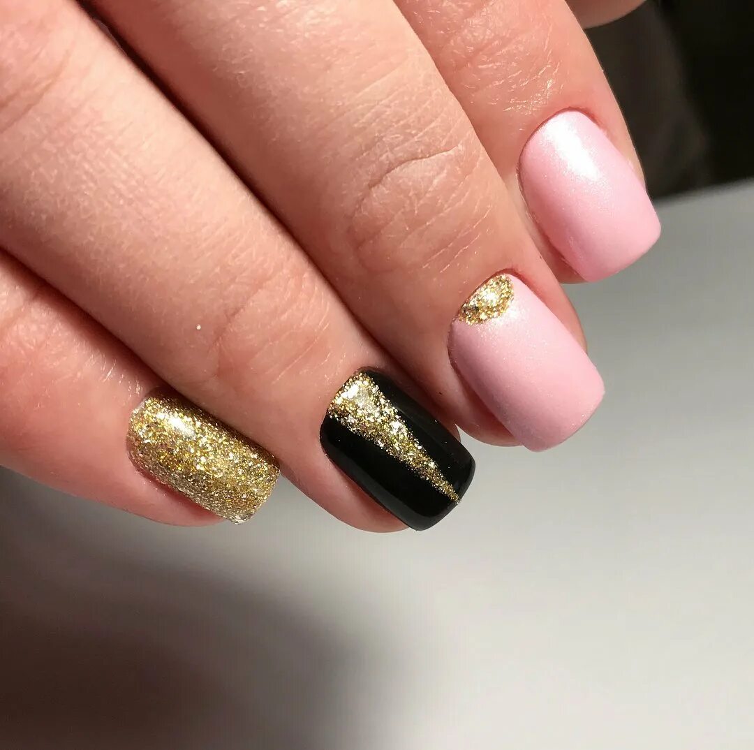 золотистый гель лак. золотой маникюр. золотые ногти. гель лак шиммер золото. маникюр гель лаком с золотом.