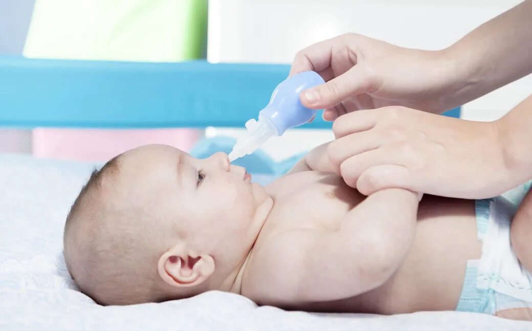 Прочищать носик. Отсасывание слизи у новорожденных. Очистка дыхательных путей новорожденного. Туалет носа новорожденного.