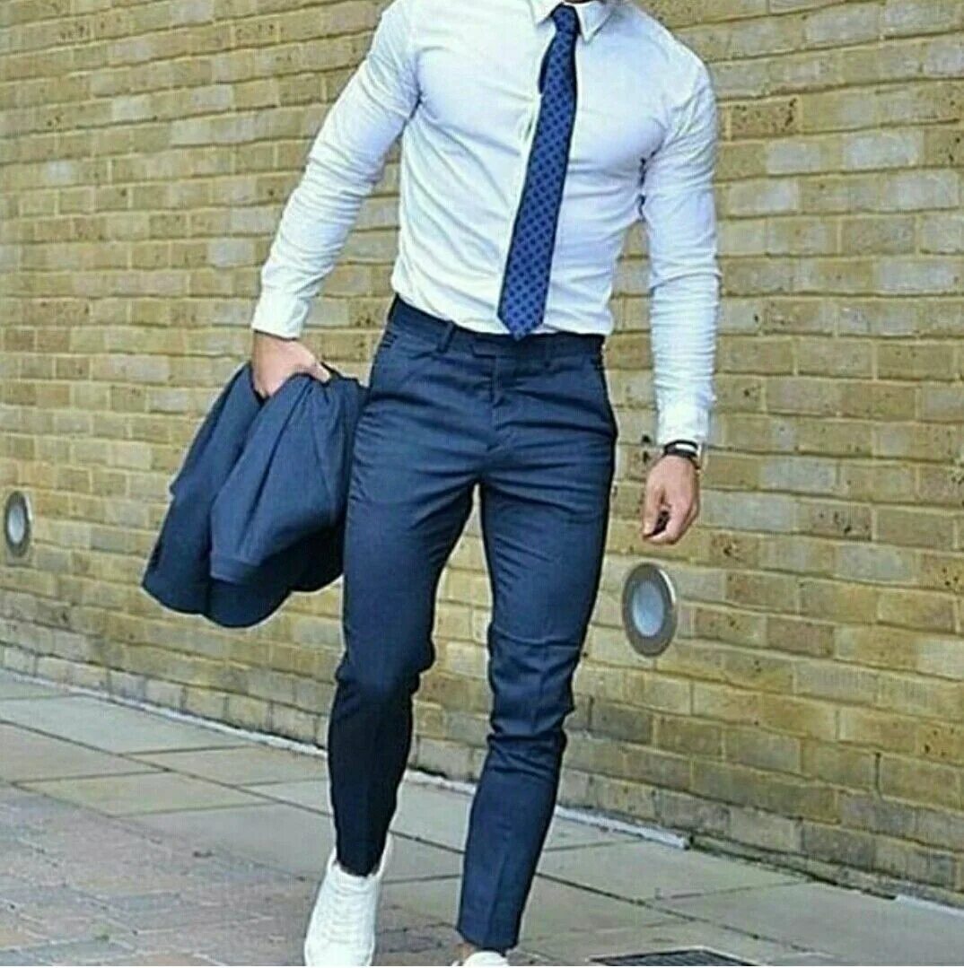 Синие брюки белая рубашка. Синие брюки белая рубашка. Мужчина в рубашке и брюках. Поло с классическими брюками мужчины. Белея рубака синие брюки.