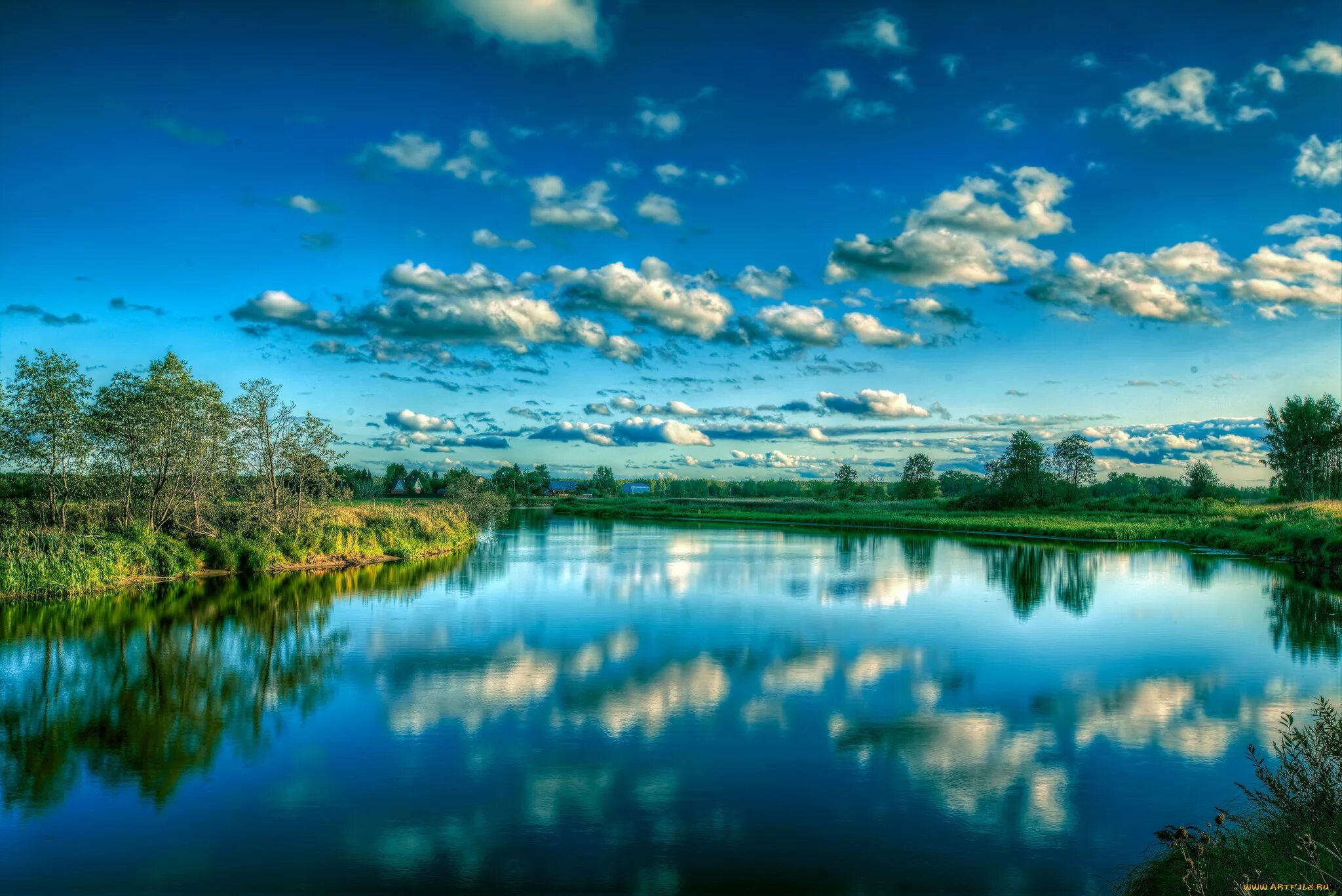 В реку смотрят облака. Красота природы. Красивые пейзажи природы. Красота воды. Пейзаж с рекой.