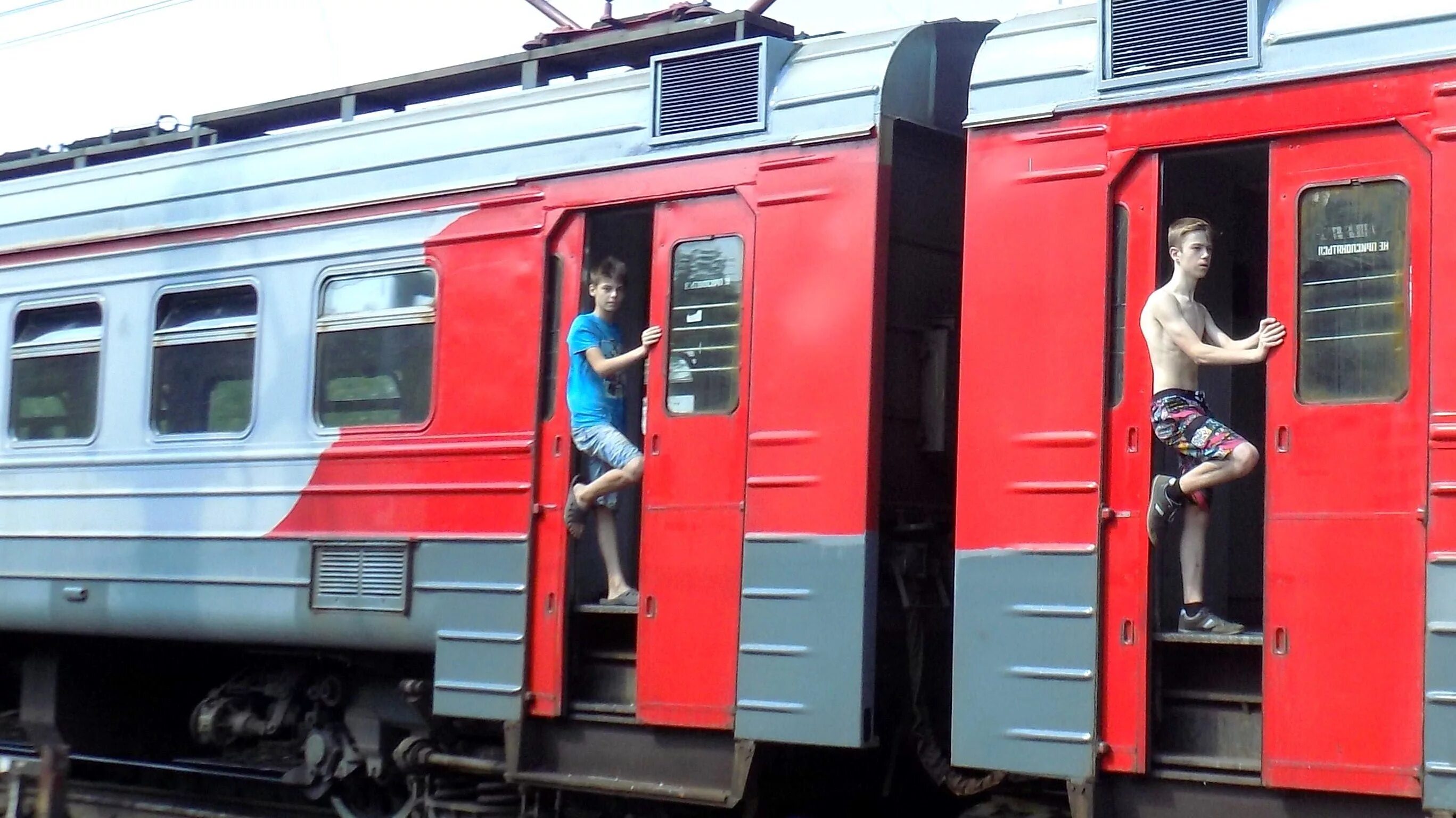 Поезд остановился через. Двери электропоезда эд4м. Вагон электрички эд4м. Электропоезд пассажирский эд4м. Двери электрички эд4м.