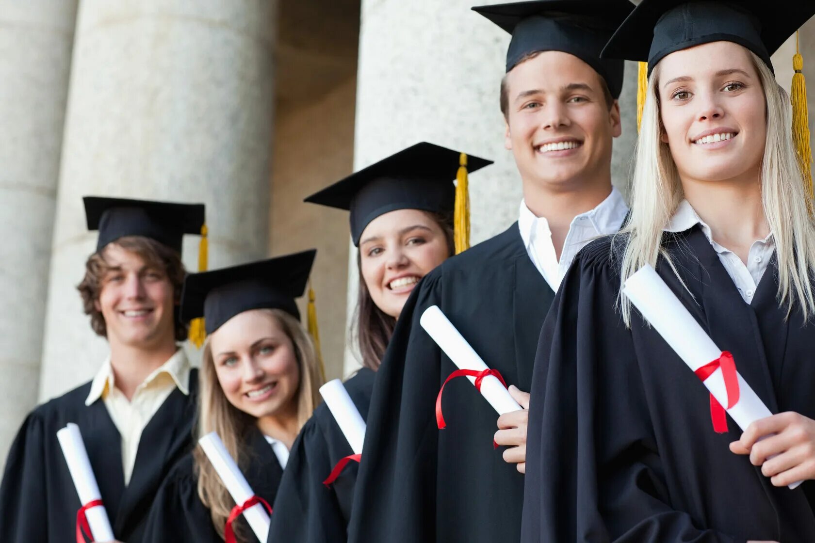 High school graduates. Выпускники магистратуры. Учеба в вузе. Выпускники колледжа. Ученик вуза.