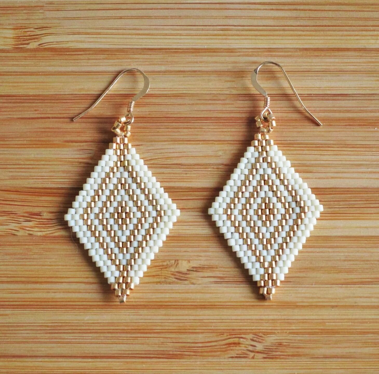 Серьги ромбы дельта флакс. Серьги ромбы из бисера. Ромб из бисера. Ромб из бисера. Бисерные серьги ромбы.