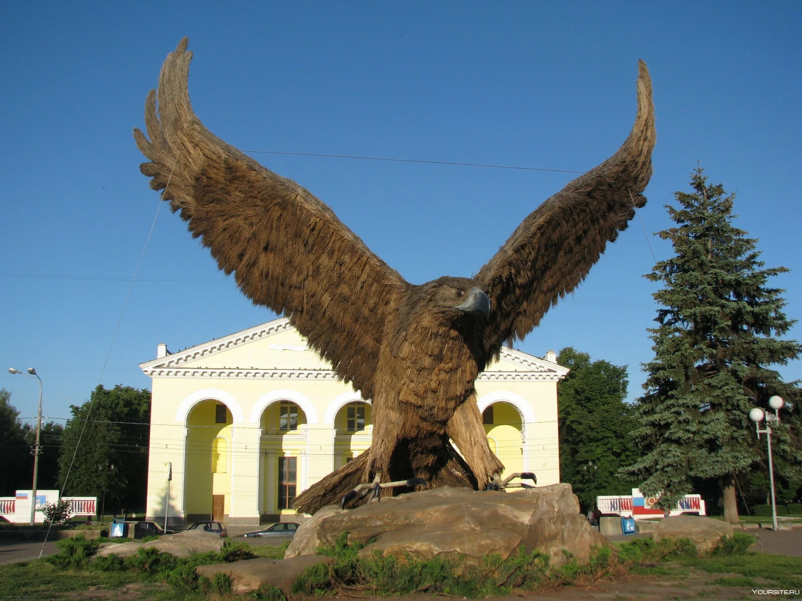 Орел памятник на вокзале. Г орел памятники орла. Город орел на английском. Город орел орловская область. Город орел на английском.