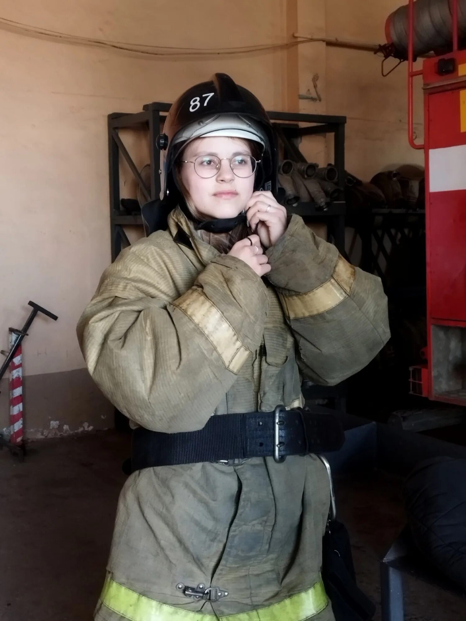 Одевание боевой одежды пожарного. Одевание боп пожарным видео. Одевание пожарной одежды. Одевание боевки пожарного. Порядок надевания боевой одежды пожарного.