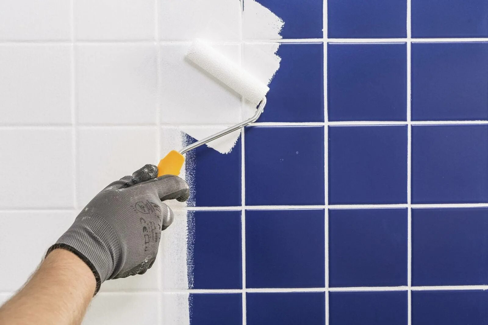 Можно ли покрасить напольную плитку. Краска dulux полы и лестницы. покрасить плитку. покрасить плитку в ванной. крашеная плитка в ванной.