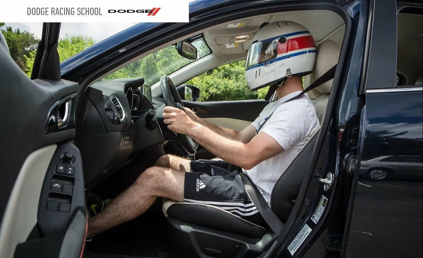 Driving position. Car driving seat. где должен быть руль в машине.