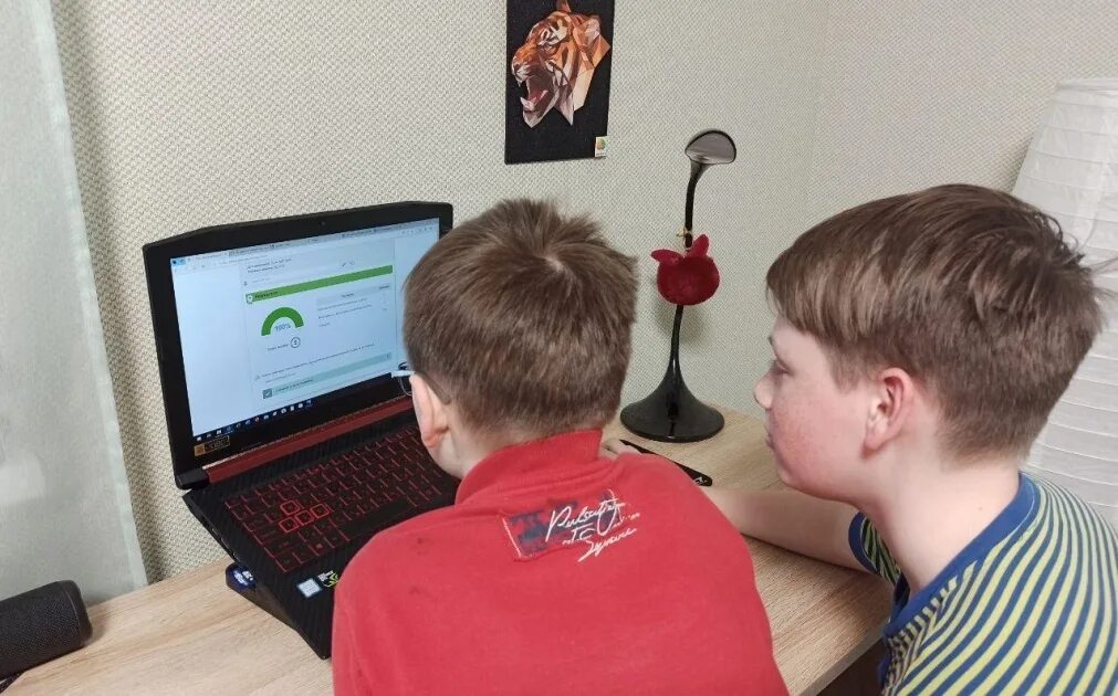 Карантин надпись. Закрыли на дистант. Закрытие школы. Карантин в школе. Картинка карантин в школе.