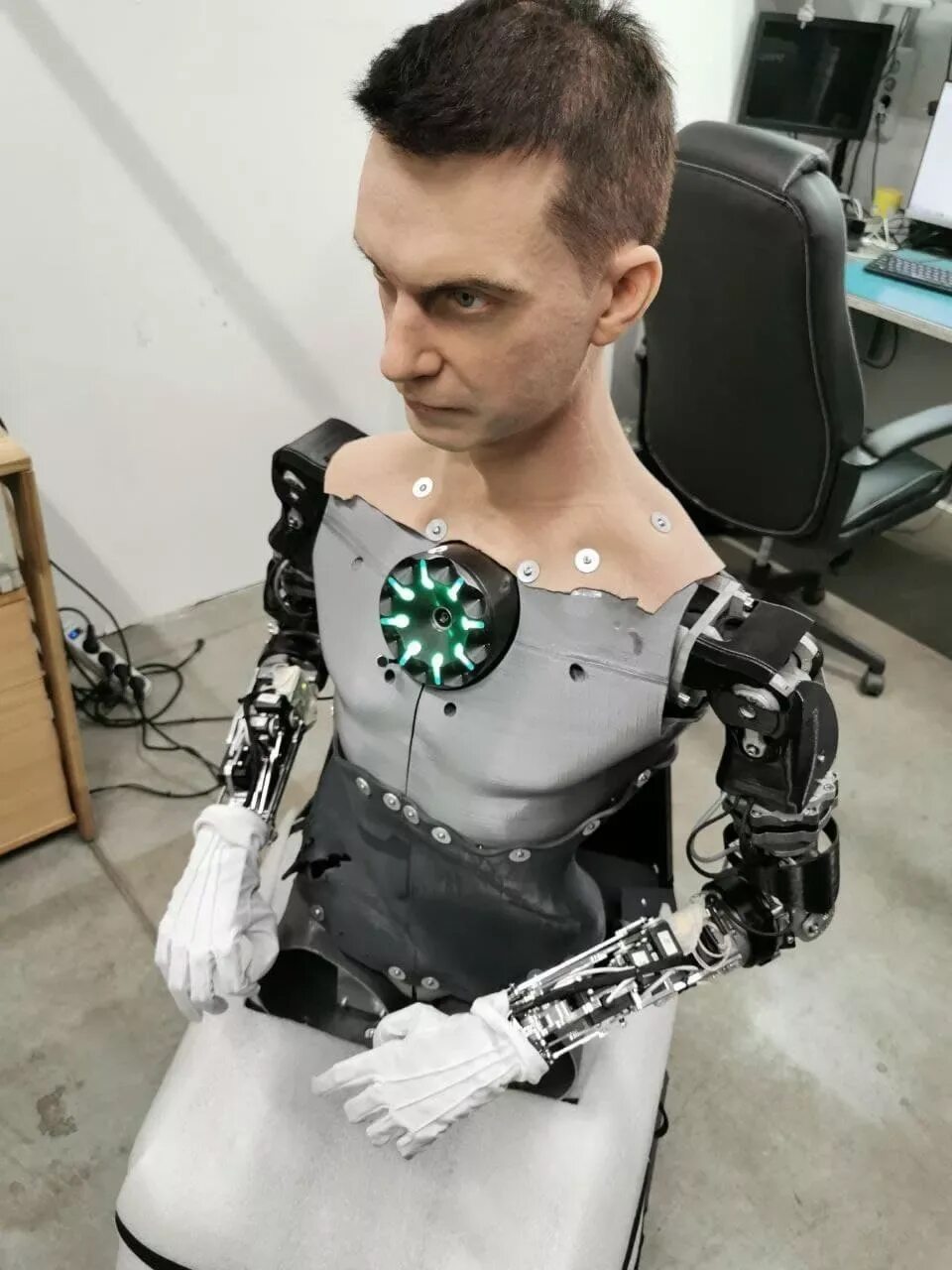 Robo c 2 промобот. Робот с квадратной головой наклонил голову. Robo c. Промобот человекоподобный робот. Robo c.