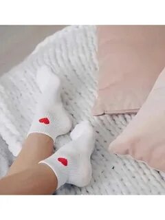 Красивая девушка в белых носочках