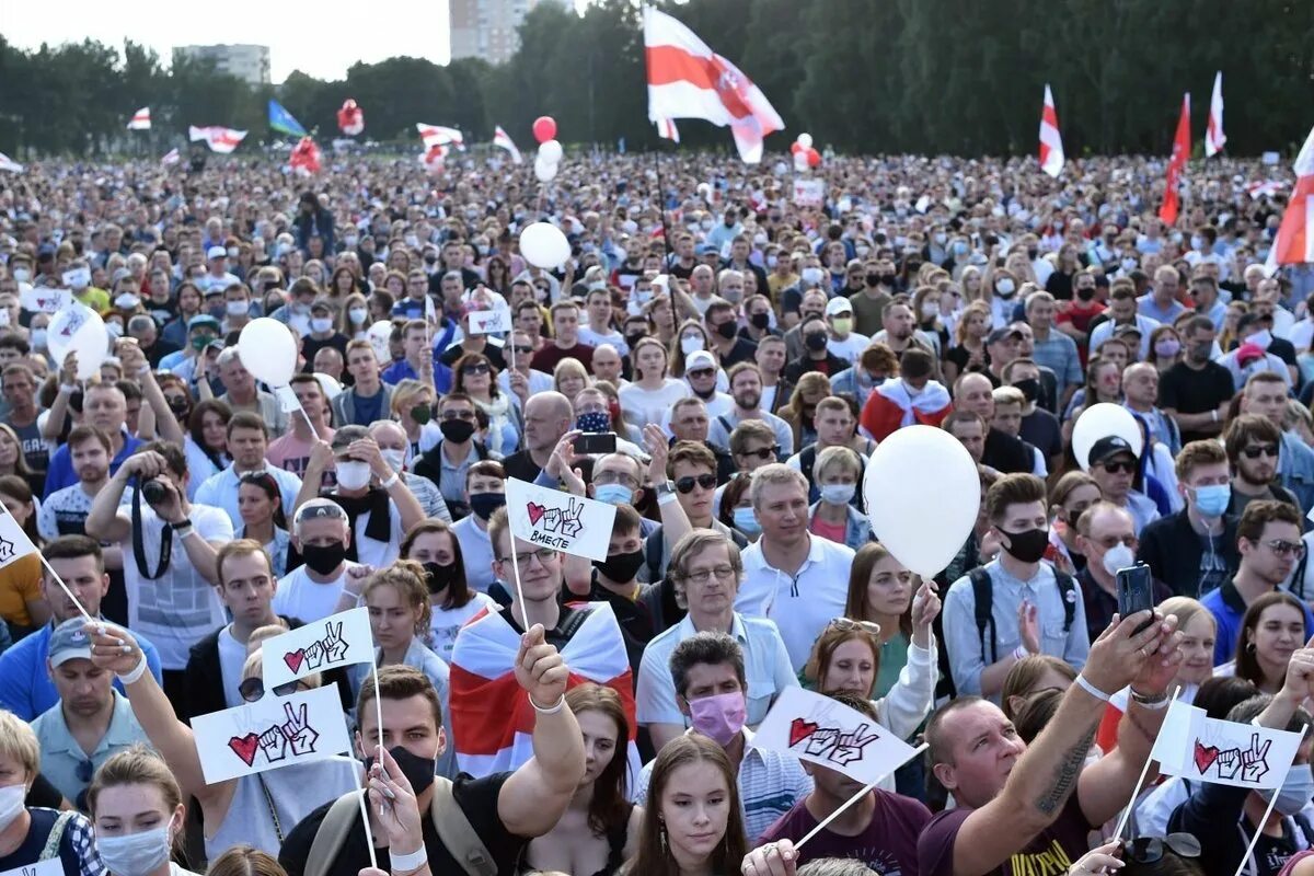 60 тыс человек. Митинг в поддержку Тихановской Белоруссия. Митинг. Протесты в Беларуси. Митинги в Белоруссии 2020.