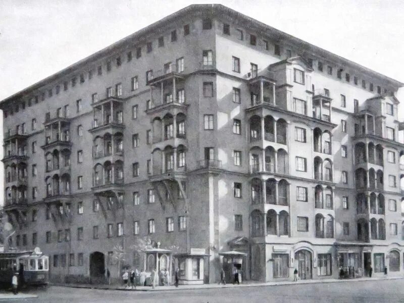 Дом архитектора жолтовского на ленинском проспекте. Остоженка 1/9 москва. Арбат москва 1940. Доходный дом 19 века санкт-петербург. Доходный дом в петербурге 19 века.