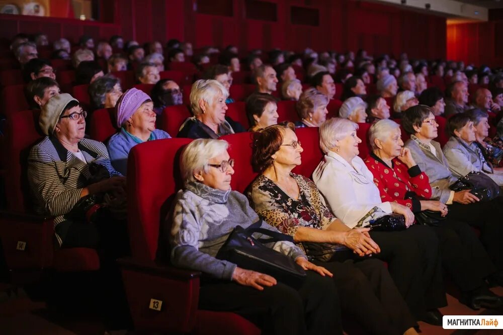 Дк орджоникидзе магнитогорск афиша. Лебединое озеро афиша. Афиша орджоникидзе в магнитогорске. Афиша июль феодосия. Дворец орджоникидзе магнитогорск внутри.
