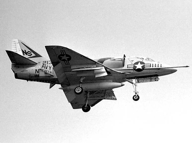 E b r 1963. A-4b skyhawk. douglas a-33. cv 33 истребителя. кс 135 1963 бермудский.