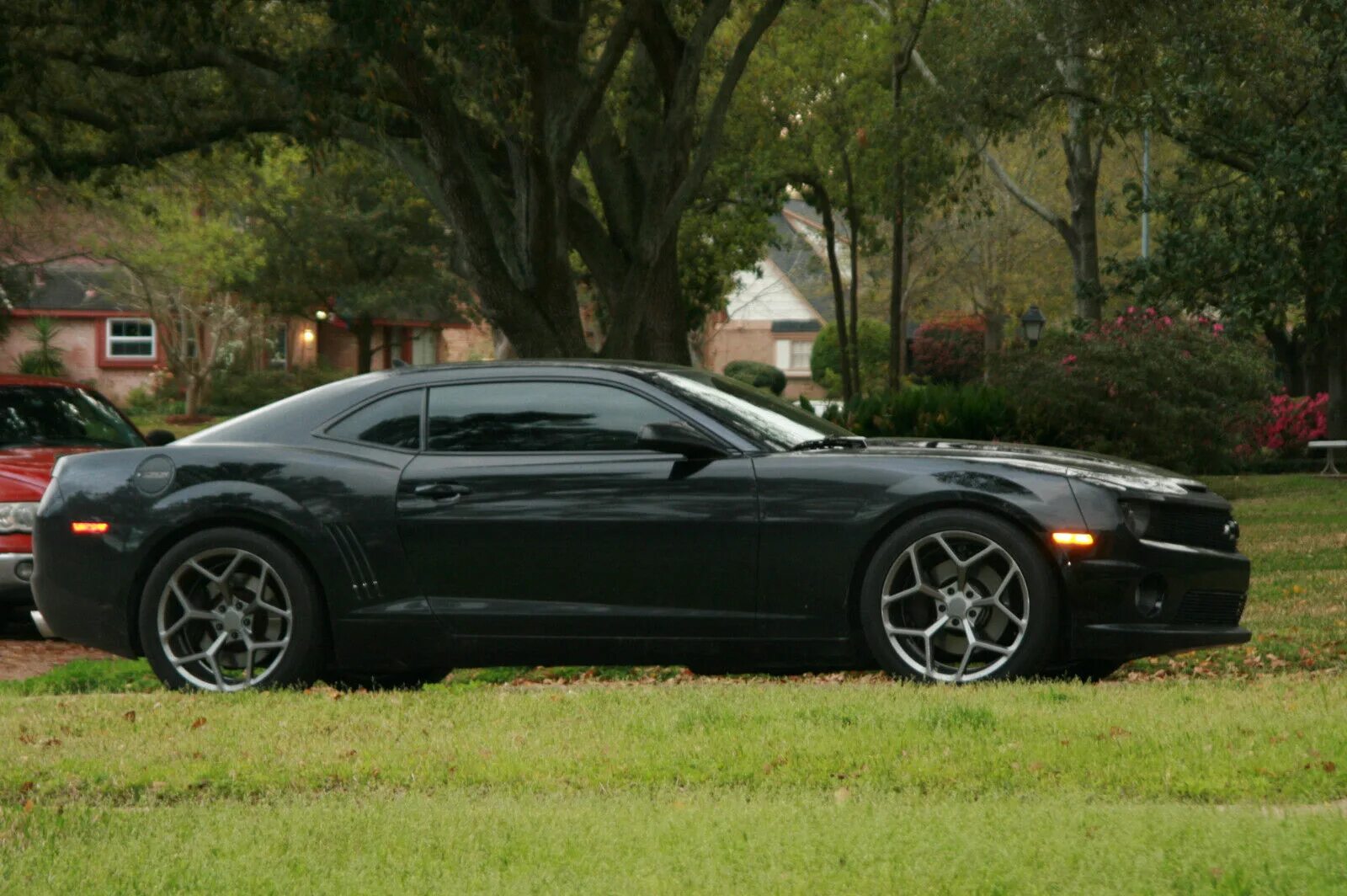 4 20 228. Chevrolet camaro 228. диски mrr r20 camaro. колесо камаро. шевроле камаро черные диски.