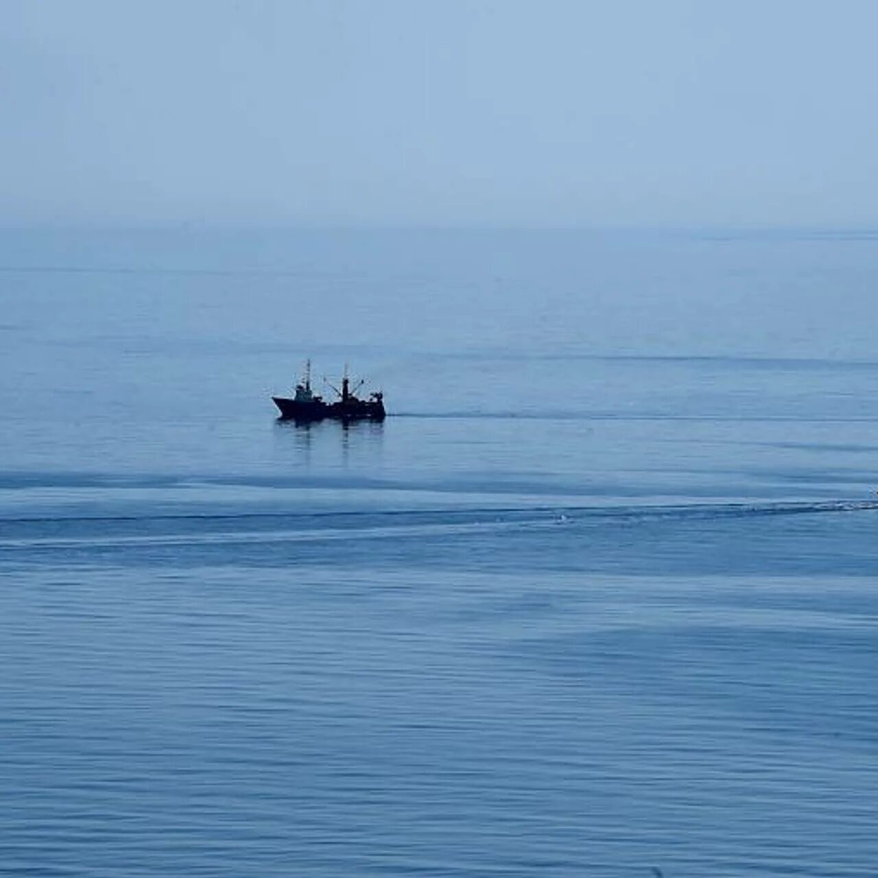 Атаки гражданских судов. Черное море 2023. Атака на судно в Азовском море. Отражение море судно. Объекты России в черном море.