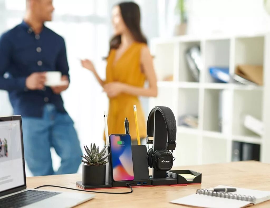 работа в интернете. домашний метод работы. офисные гаджеты. рабочий стол офисного работника. художник графический дизайнер.