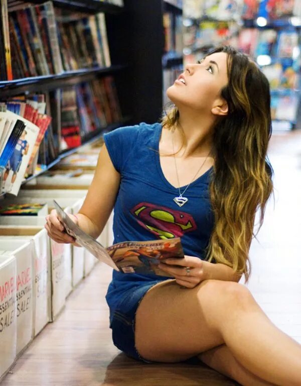 She reads magazines. Начитанная девушка. Девушка с книгой. Красивая девушка читает книгу. Красивые девушки Чита.