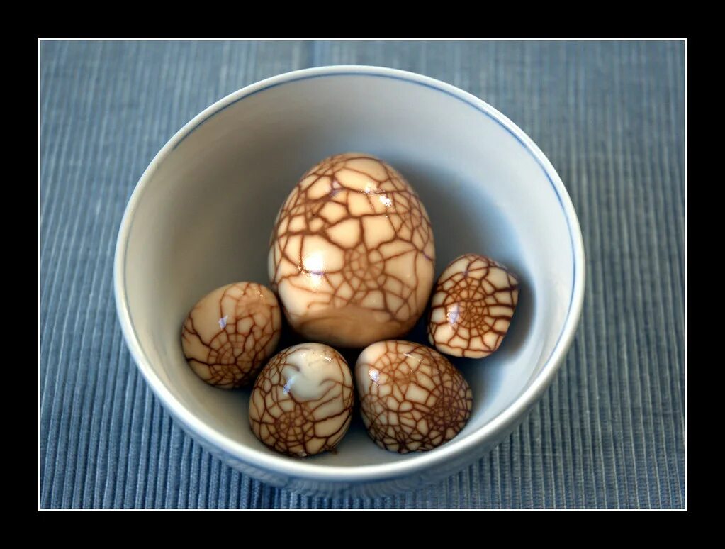 Можно ли красить коричневые яйца. Коричневые яйца окрашенные. Коричневые яйца на Пасху. Коричневые яйца покрасить. Красим коричневые яйца.