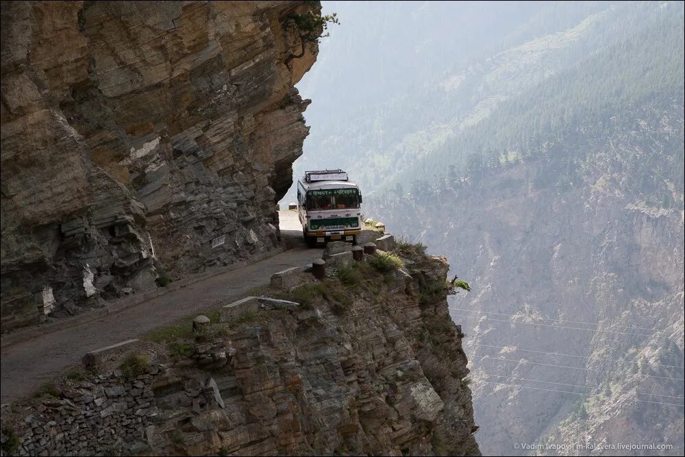 Автобус едет в горы. Шоссе Карнали, Непал. Перевал зоджи ла, Индия. Дорога смерти в Гималаях. Дорога серпантин перевал Грузия.