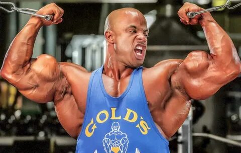 Виктор Мартинес выполняет упражнения на кроссовере.