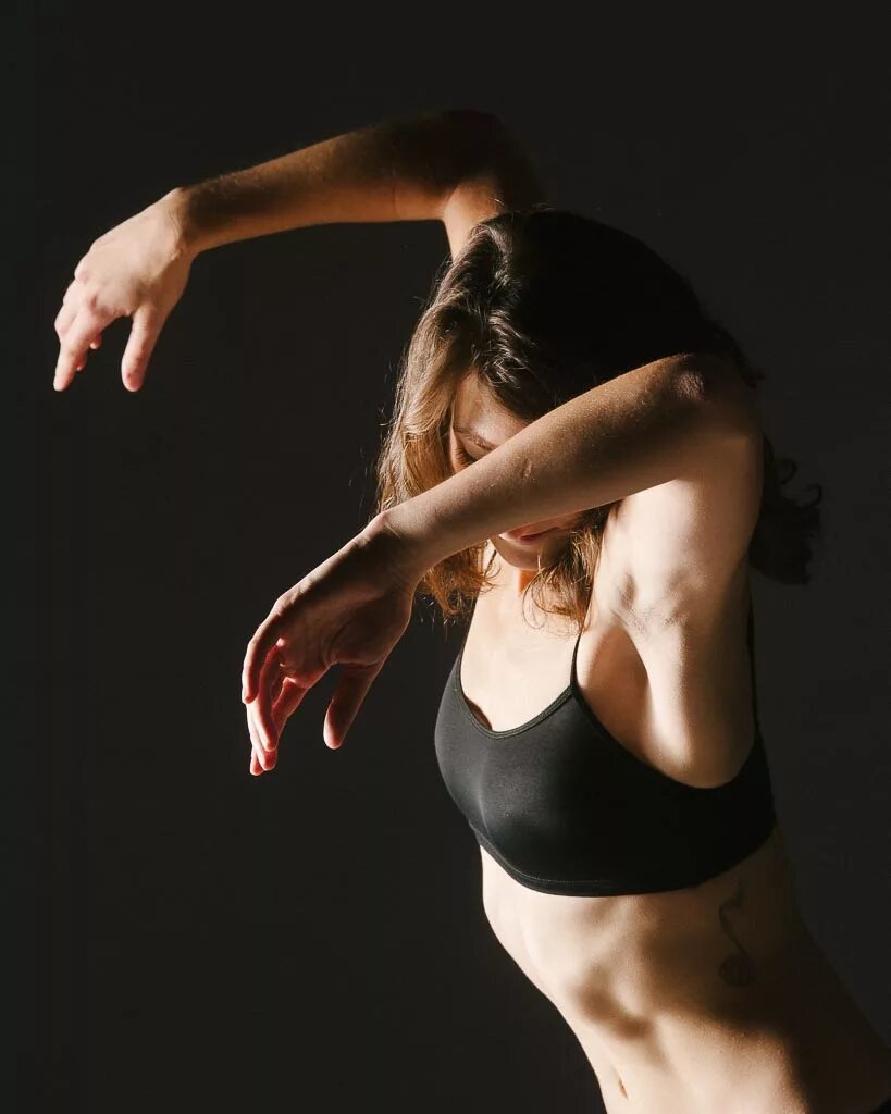 девушка с танцующими руками. танцы девушек. девушка с поднятыми руками. т/и девушка. танцующая девушка.