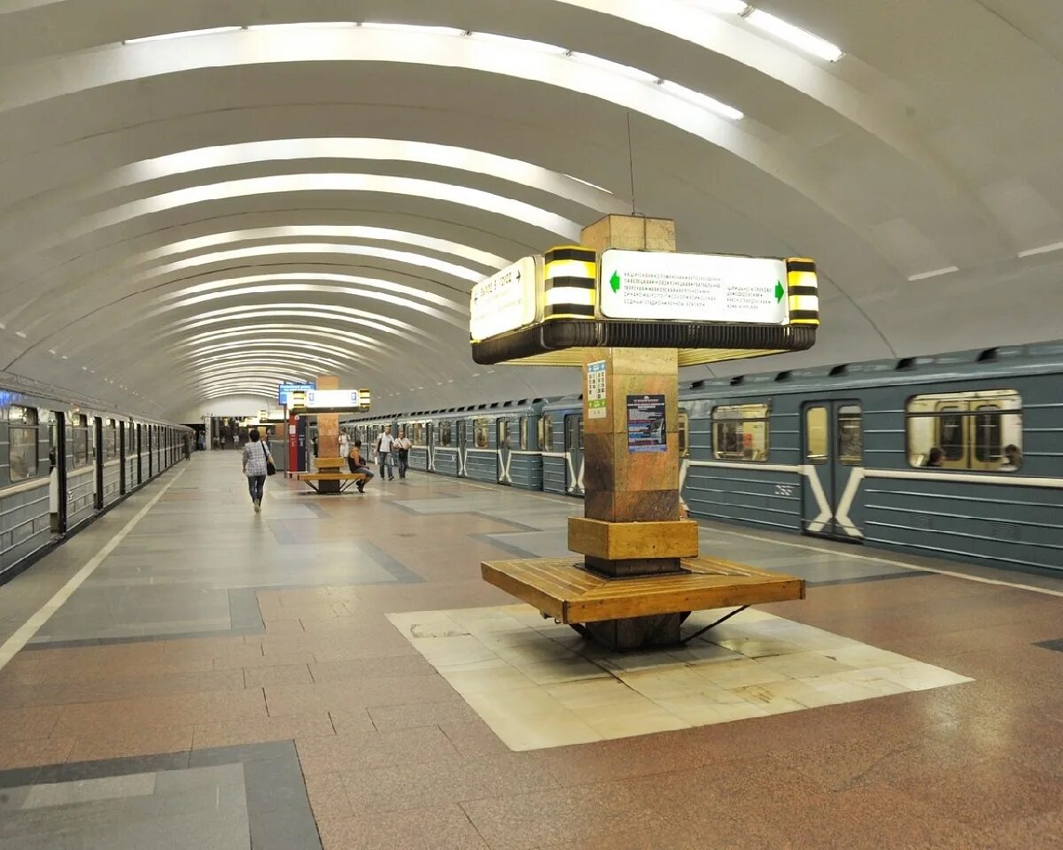 Станция кантемировская в москве. Кантемировская метро москва. Вестибюль метро кантемировская турникеты. Тоннель царицыно кантемировская. Метро кантемировская вестибюль.