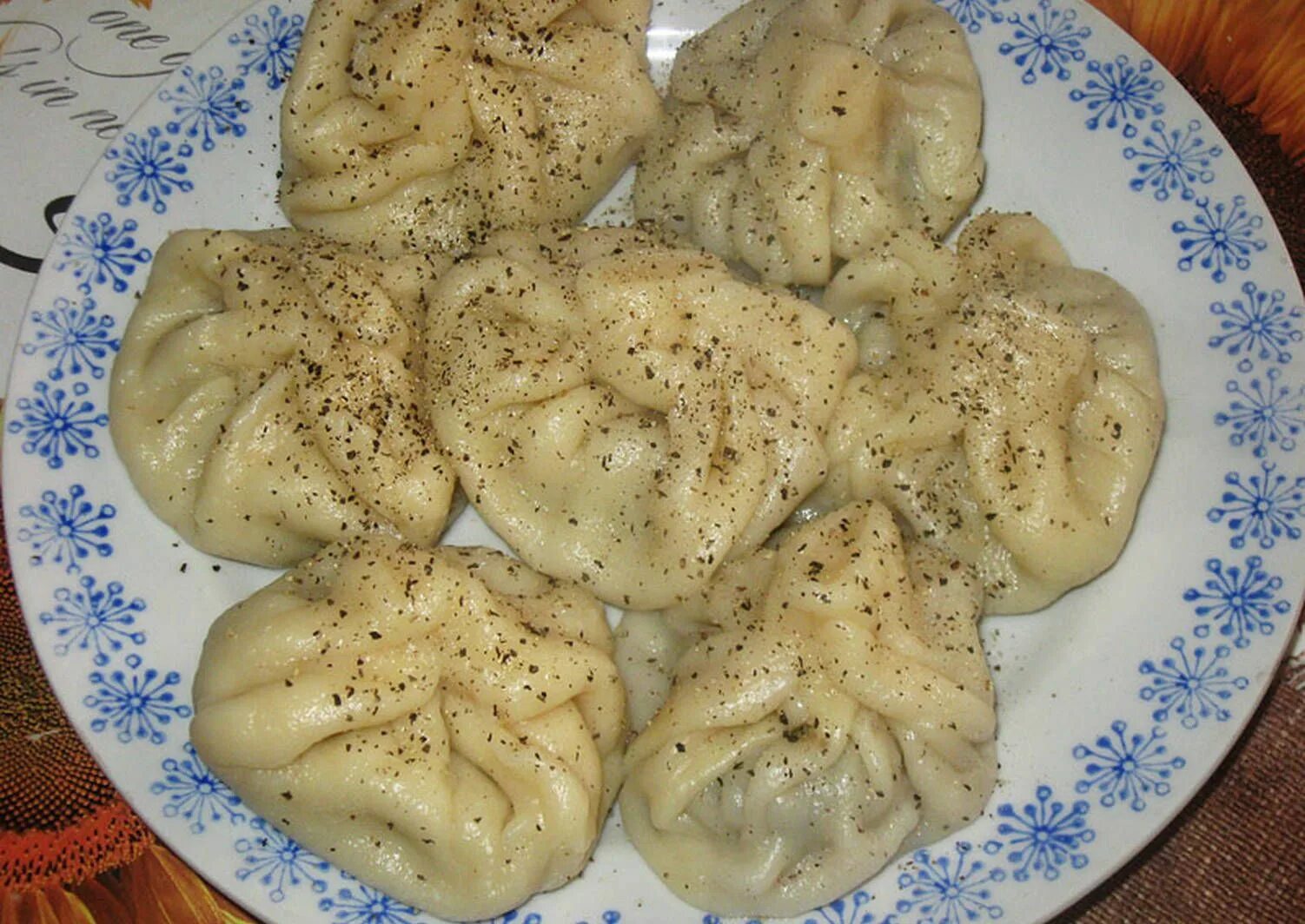 Тесто для хинкали грузинский классический. Грузинские xinkali. Хинкали в духовке. Хинкали по-грузински. Грузинские манты.