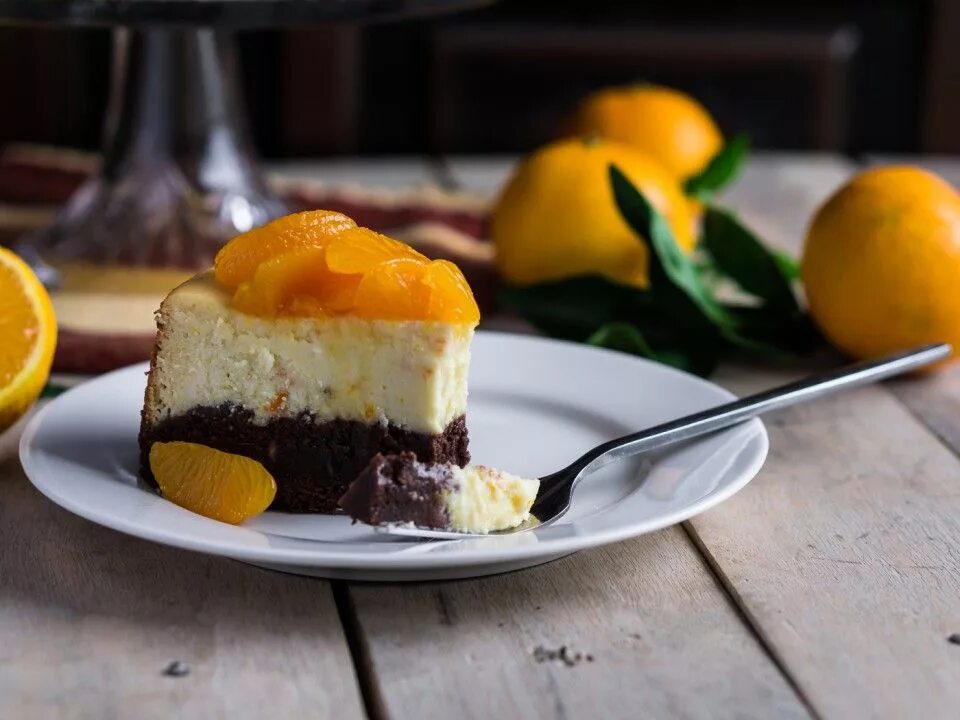 Апельсиновый брауни. Подача брауни с апельсином. Апельсиновый брауни. Апельсиновый брауни. Брауни с апельсином.