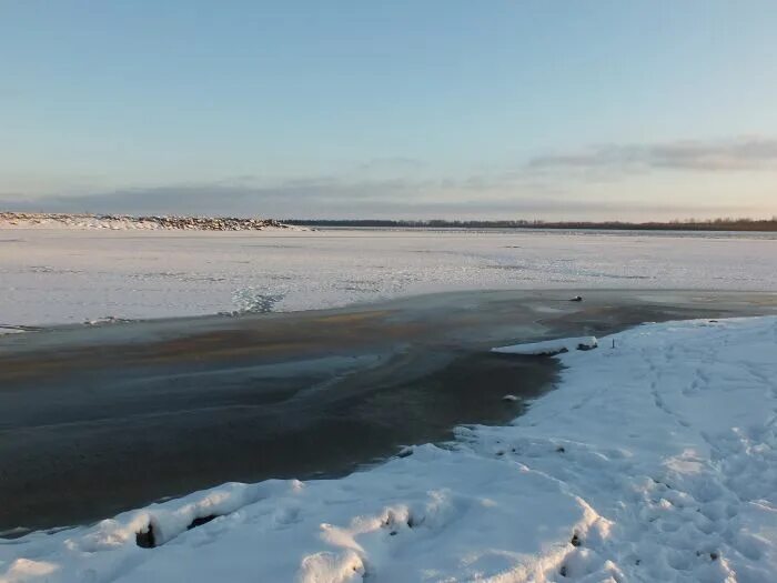 Воды оби в сургуте. Ледоход на реке Обь. Река Обь Сургут 2022. Ледоход на Оби. Половодье реки Обь.