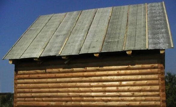 Деревянная крыша покрытая рубероидом. Крыша из рубероида. Рубероид на деревянную крышу. Кровля рубероидом.