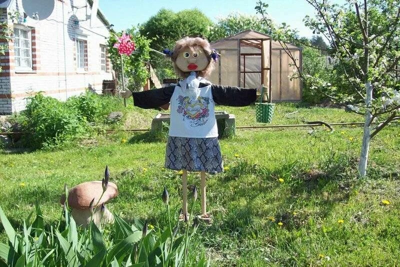 Сад у тетки. Чучело на огород. пугало на дачу. пугало в саду. пугало в огороде.