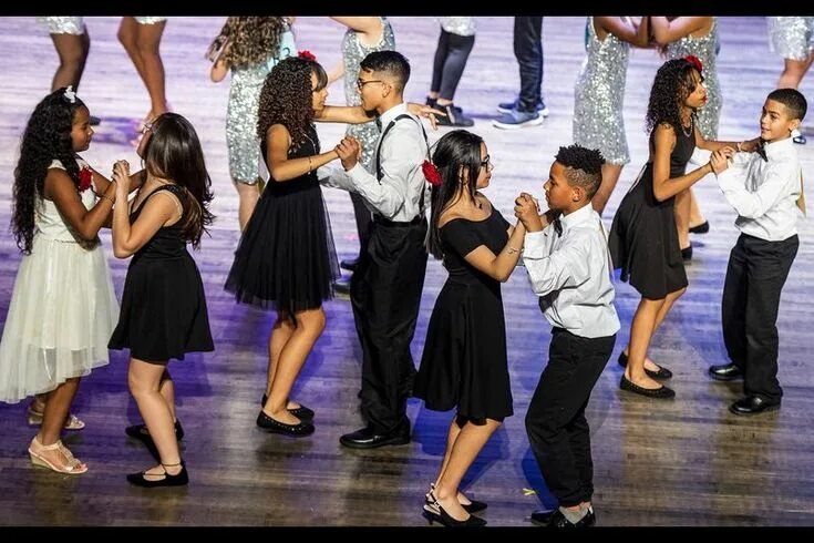 Занятие танцами дети босиком. Современные танцы. She dance at school. Картинки дети танцуют зумбу. После школы танцую.