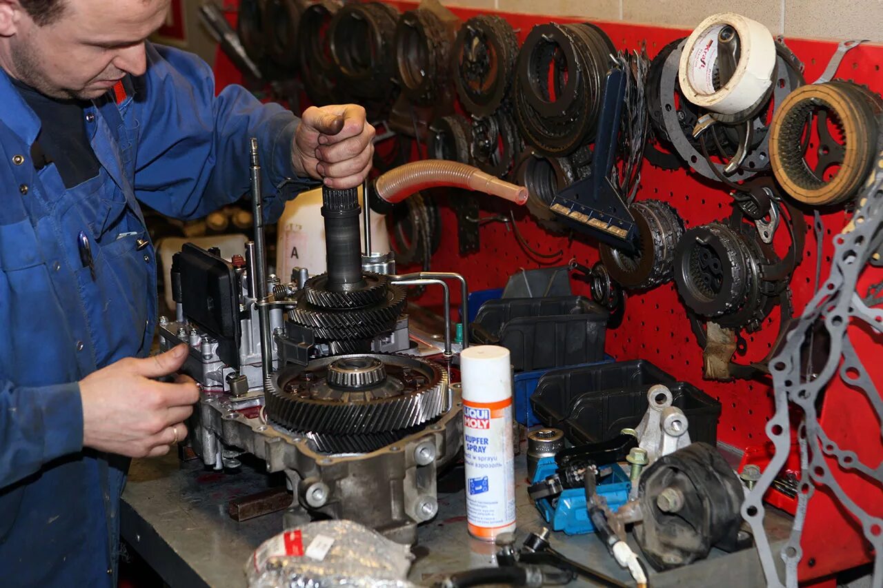 техническое обслуживание двигателей систем и агрегатов автомобилей. участок ремонта трансмиссии. запчасти для грузовиков. техобслуживание двигателя. сборка узлов и агрегатов.