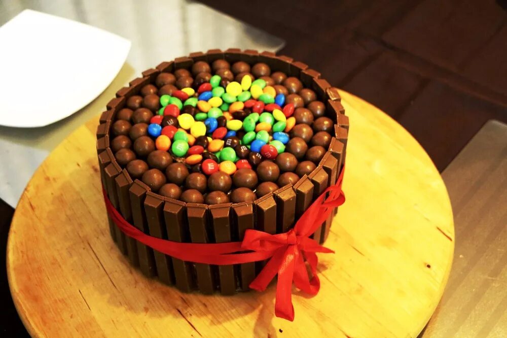 торты своими руками мастер класс. красивое украшение торта конфетами. букет из конфет торт. кремовое украшение торта. яторт.