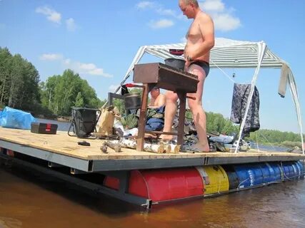Плот из бочек