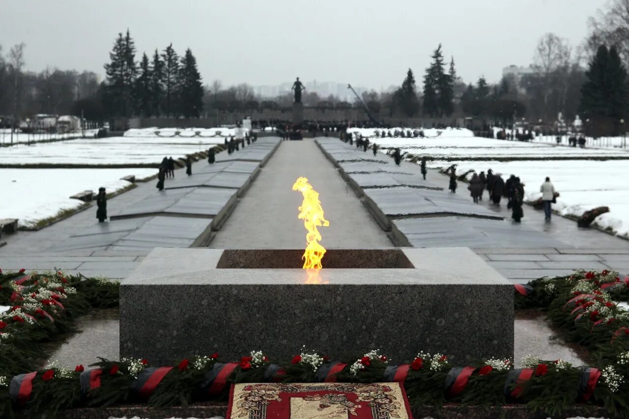 Вечный огонь ленинград пискаревское кладбище. Вечный огонь на пискаревском кладбище. Мемориал на пискаревском кладбище вечный огонь. Вечный огонь пискаревское. Вечный огонь ленинград пискаревское кладбище.