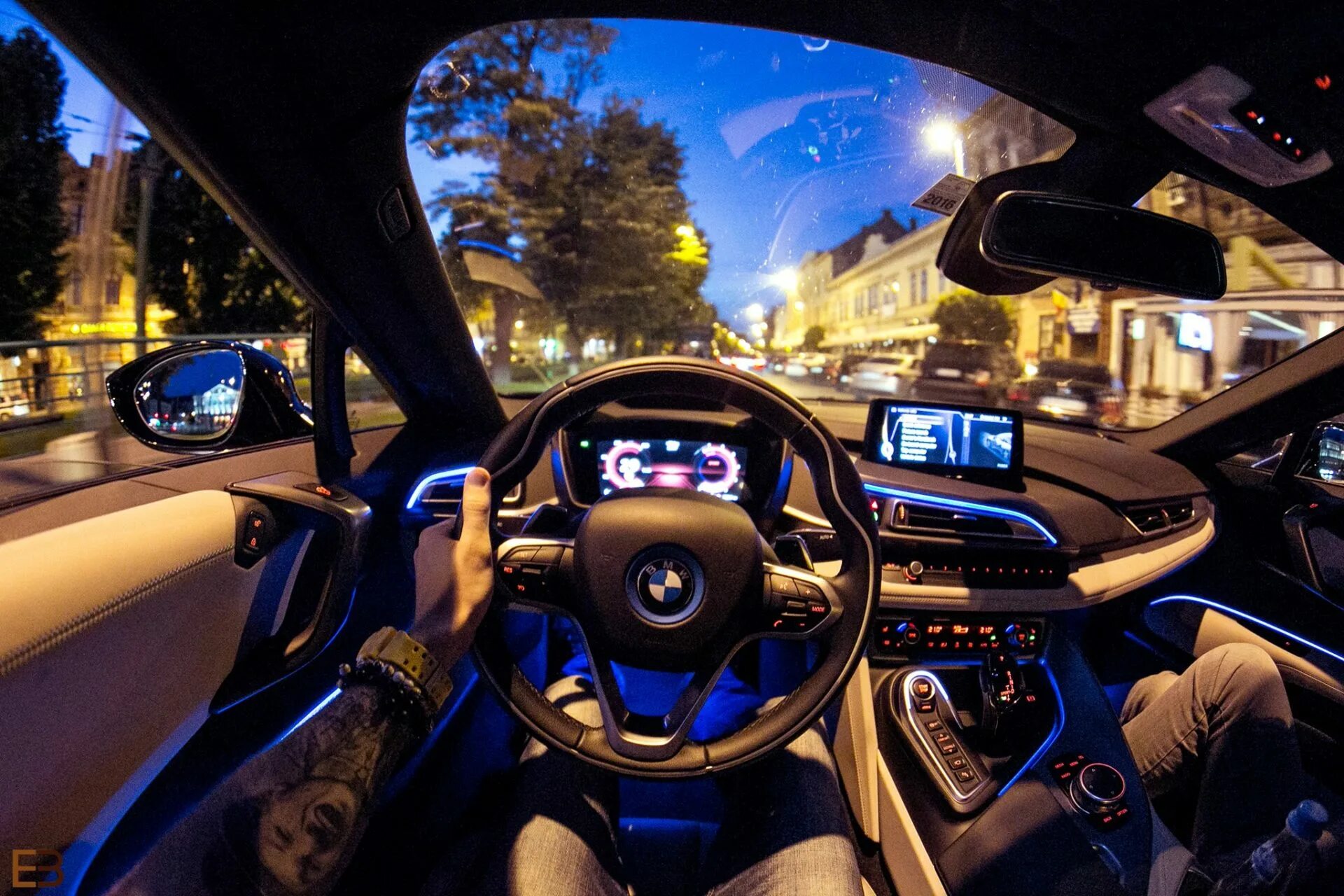 салон автомобиля ночью. парень за рулем. окно машины. вид из салона автомобиля. бмв м5 салон.