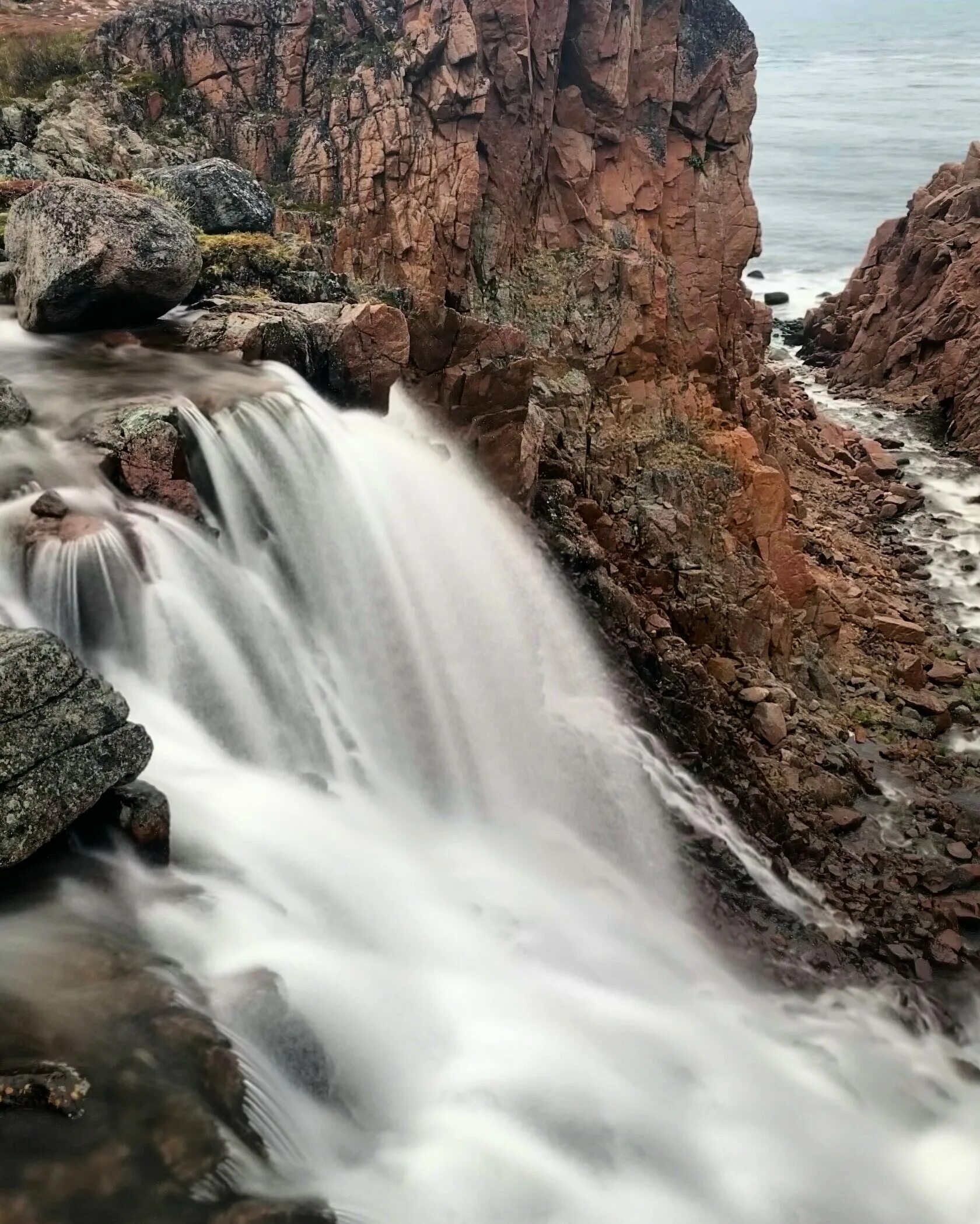 Батарейский водопад. Водопад сразу в море. Скалы, речка, деревья. Аризона водопад закат. Стремительный водопад