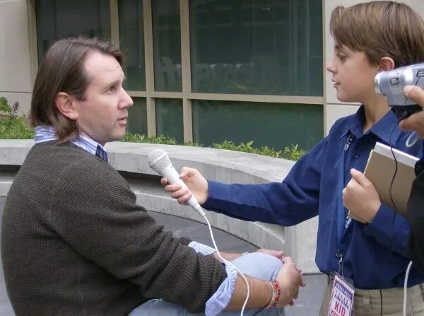Школьник журналист. Интервью школьников. Школьный корреспондент. Дети берут интервью.