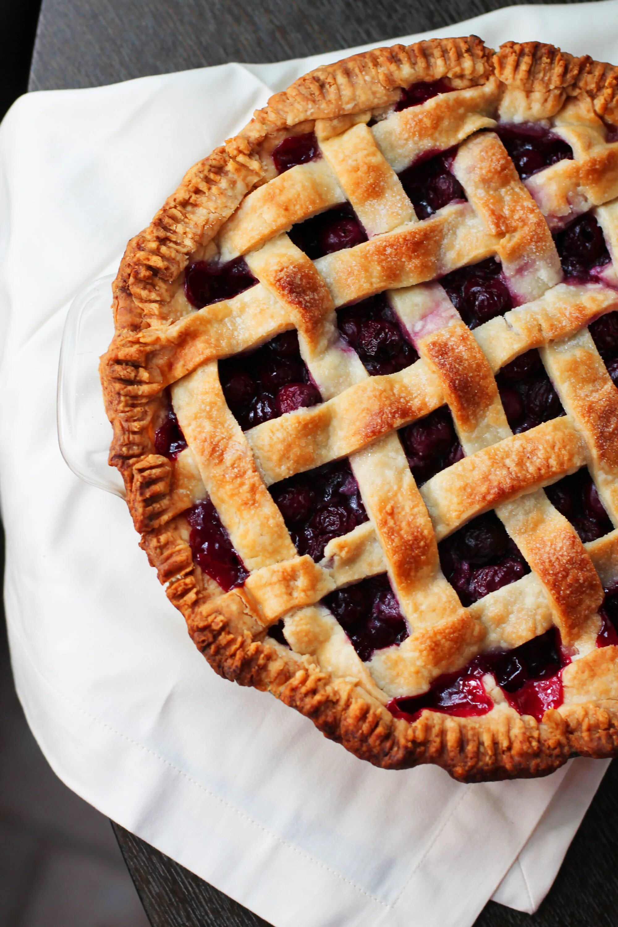 фото рецепт сладкого пирога. пирог с ягодами из дрожжевого теста. красивый сладкий пирог. красивый пирог. пирог домашний.