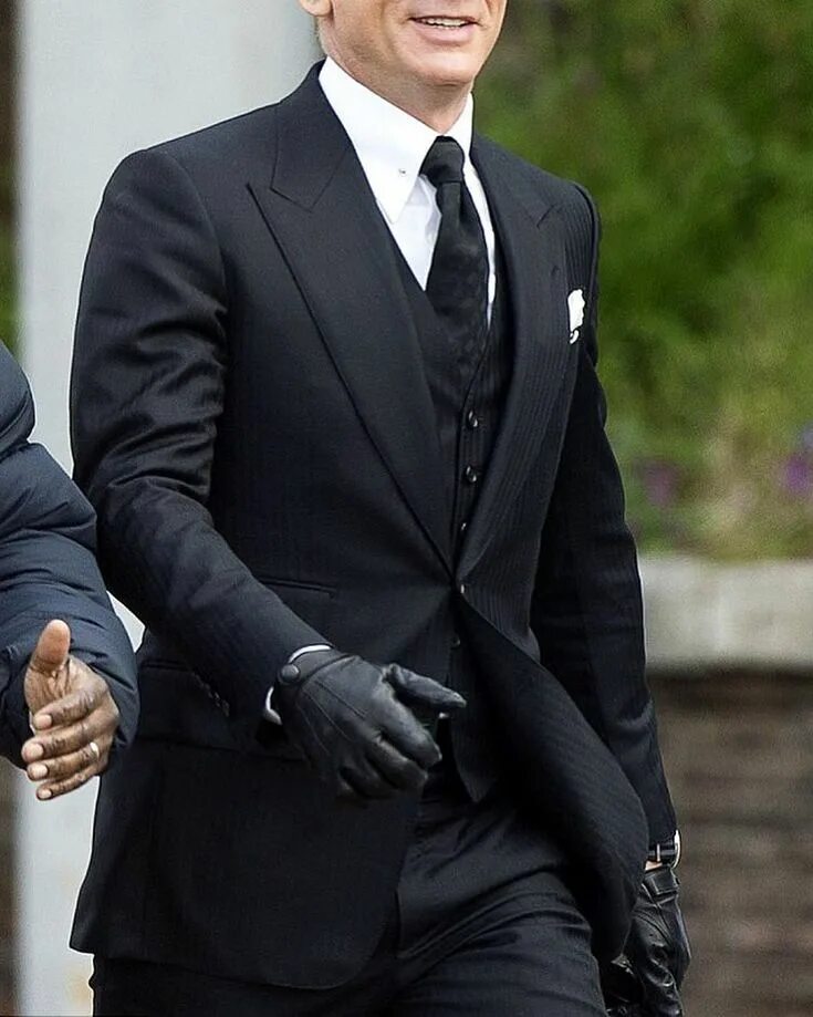 Костюмы джеймса бонда дэниел крейг. Джеймс бонд danner. Одежда бонда. Костюм бонда. Одежда бонда.