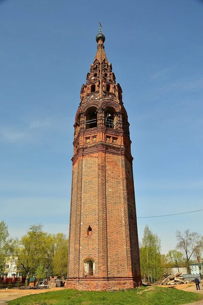 Свечка ярославль. Колокольня в коровниках ярославль. Шатровые колокольни ярославль. Ярославская свеча колокольня. Шатровые колокольни ярославль.