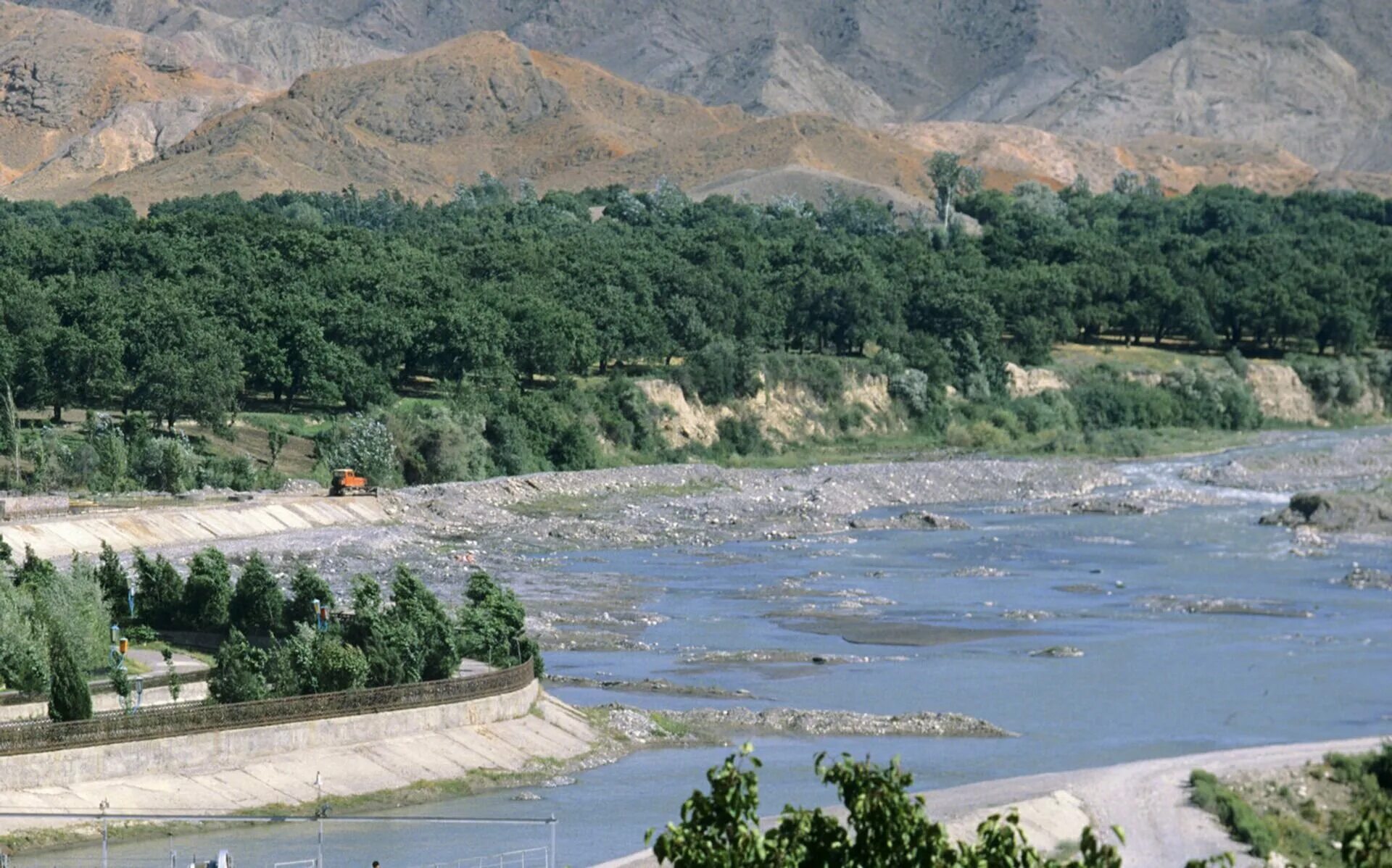 Исфара река. Город Исфара Таджикистан. Река Сырдарья Таджикистан. Исфара Таджикистан достопримечательности.