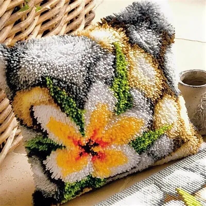 Ковровая техника наборы. Ковровая вышивка. Подушки в ковровой технике. Подушки в технике ковровой вышивки. Изделия с ковровой вышивкой.