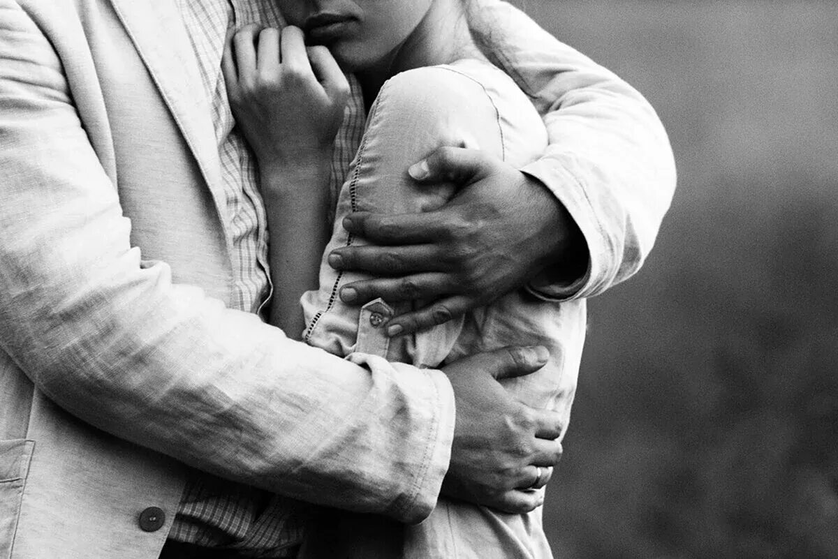 Объятия. Объятия влюбленных. Мужчина обнимает женщину. В нежных объятьях. Картинка обнимание