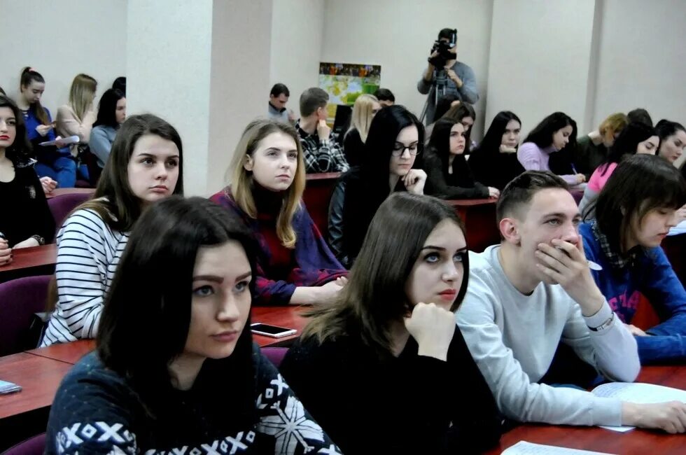 Студент из донецка работающий с молодежью. Студенты донецка. донецкие студенты в россии. лойко донуэт. таможенный институт в донецке днр.